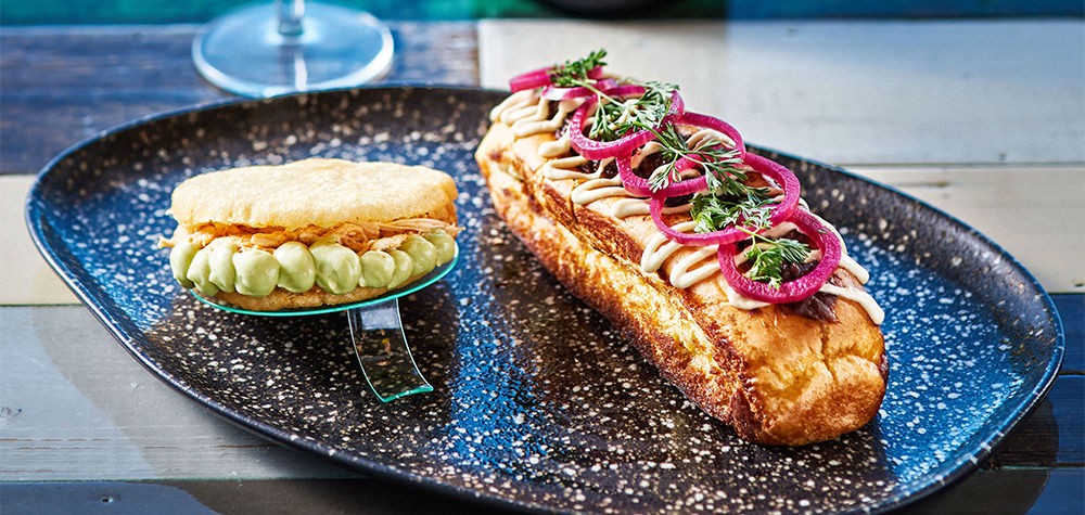 Меню бранча Тейде мини кукурузные лепешки и поджаренный бриошь