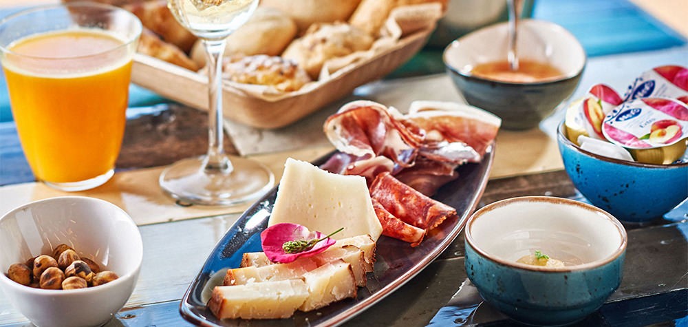 Стол с продуктами для бранча с канатной дорогой с билетами на канатную дорогу Тейде