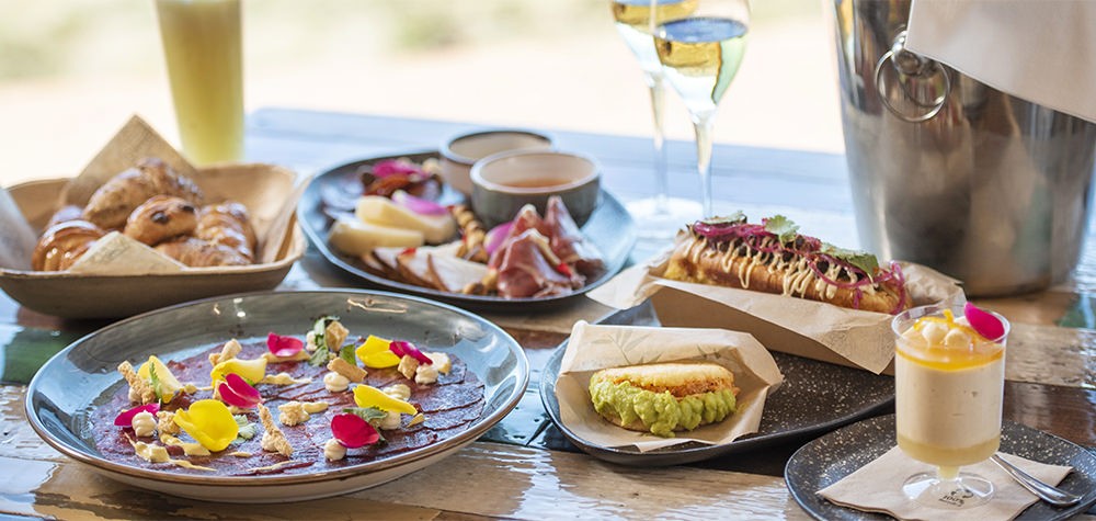 Tisch mit Speisen des Brunch auf dem Teide mit Seilbahnticket