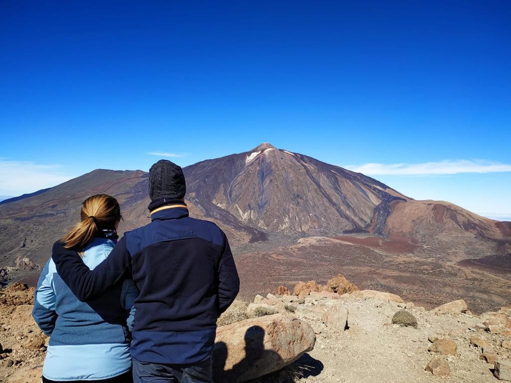 Pareja observando el maravilloso Teide gracias a las vistas 360º de la maravillosa ruta por la Montaña de Guajara