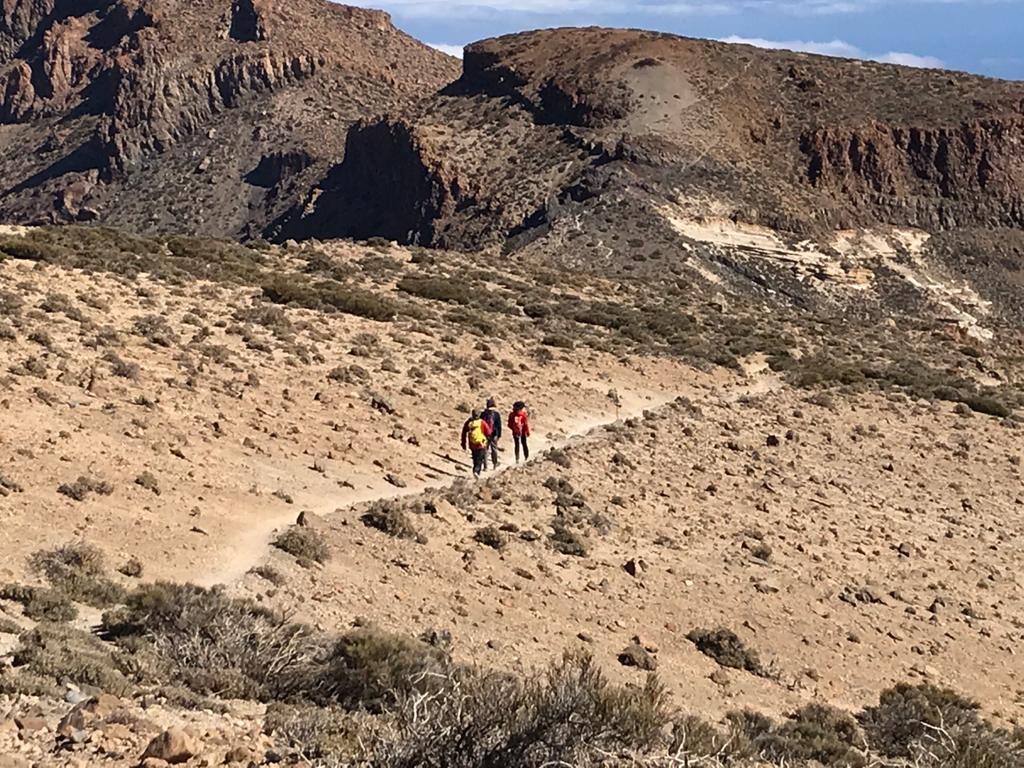 Grupo de senderistas en su trayecto a través de la ruta por Guajara, de 12km y con guía incluido