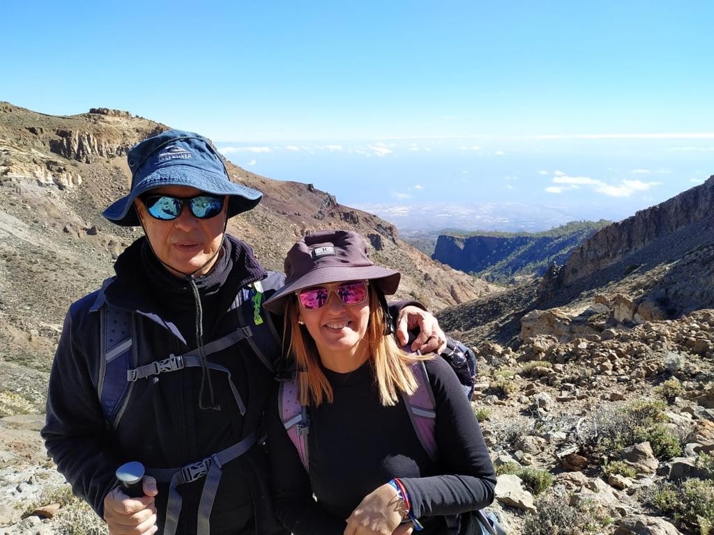 Pareja disfrutando de las vistas en una parada durante la ruta hacia el Alto de Guajara, en el Teide