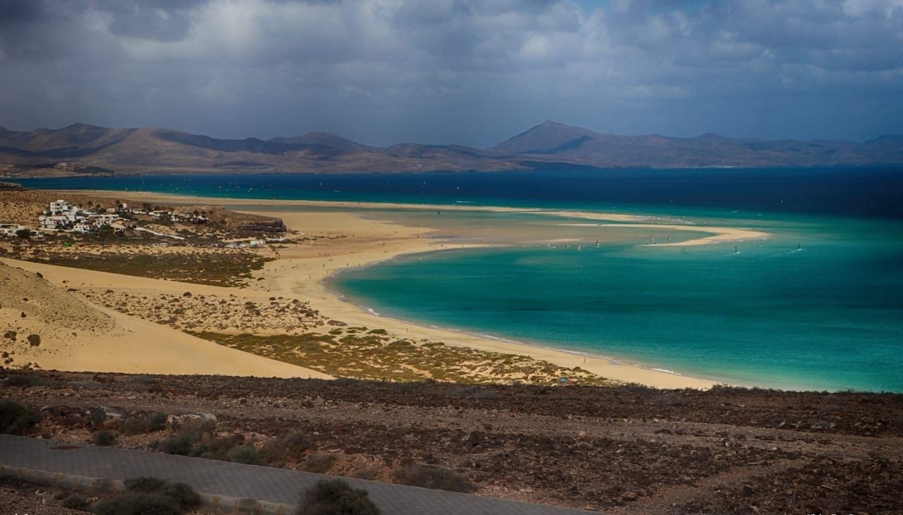 Beeindruckender Blick auf den Strand von Cofete im Süden Fuerteventuras, bekannt für seine wilde Schönheit