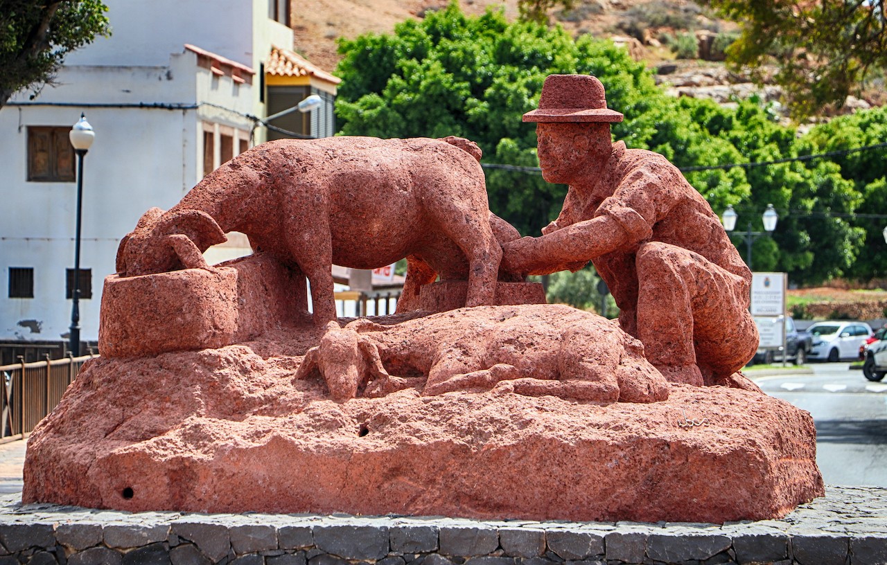 Scultura di Miguel Cubas durante il tour di Fuerteventura, che mette in risalto l’arte locale