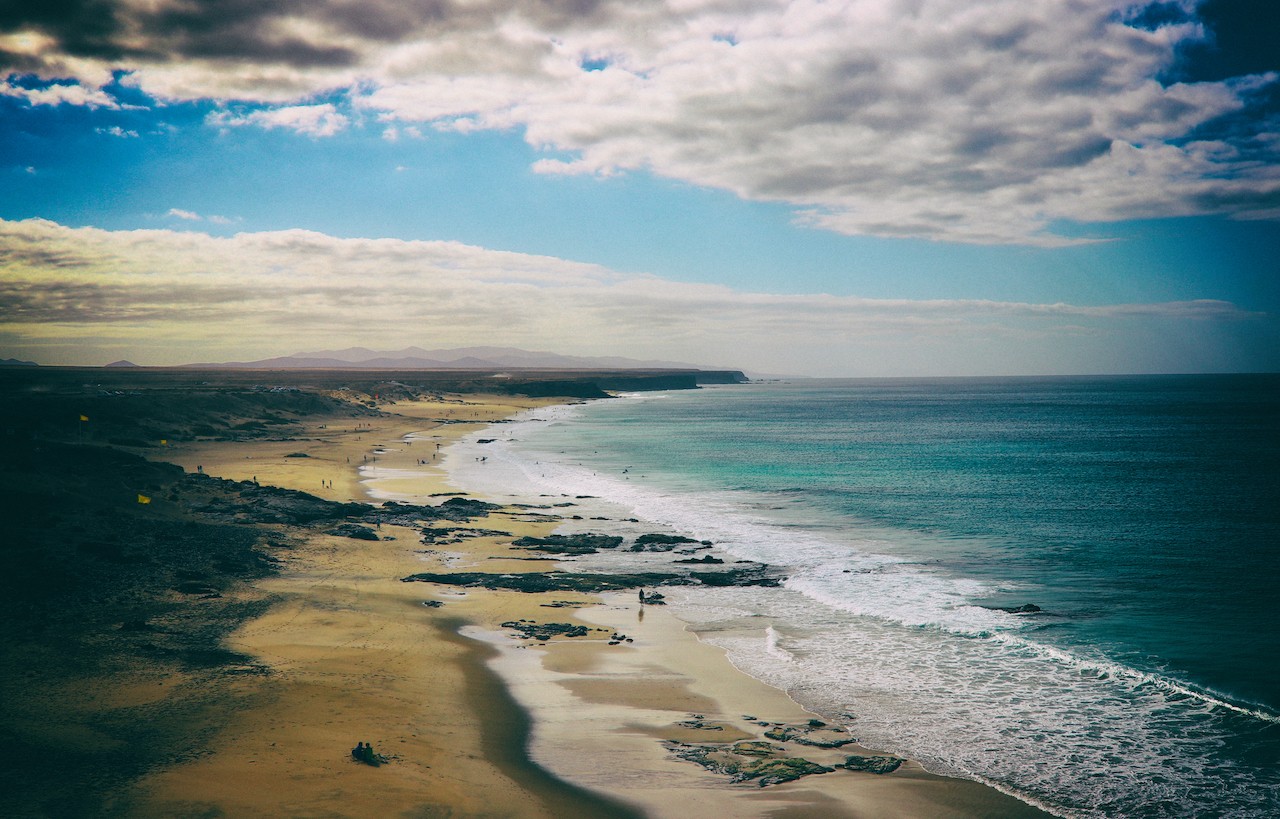 Playa del Castillo en Fuerteventura, un lugar ideal para relajarse y disfrutar del mar