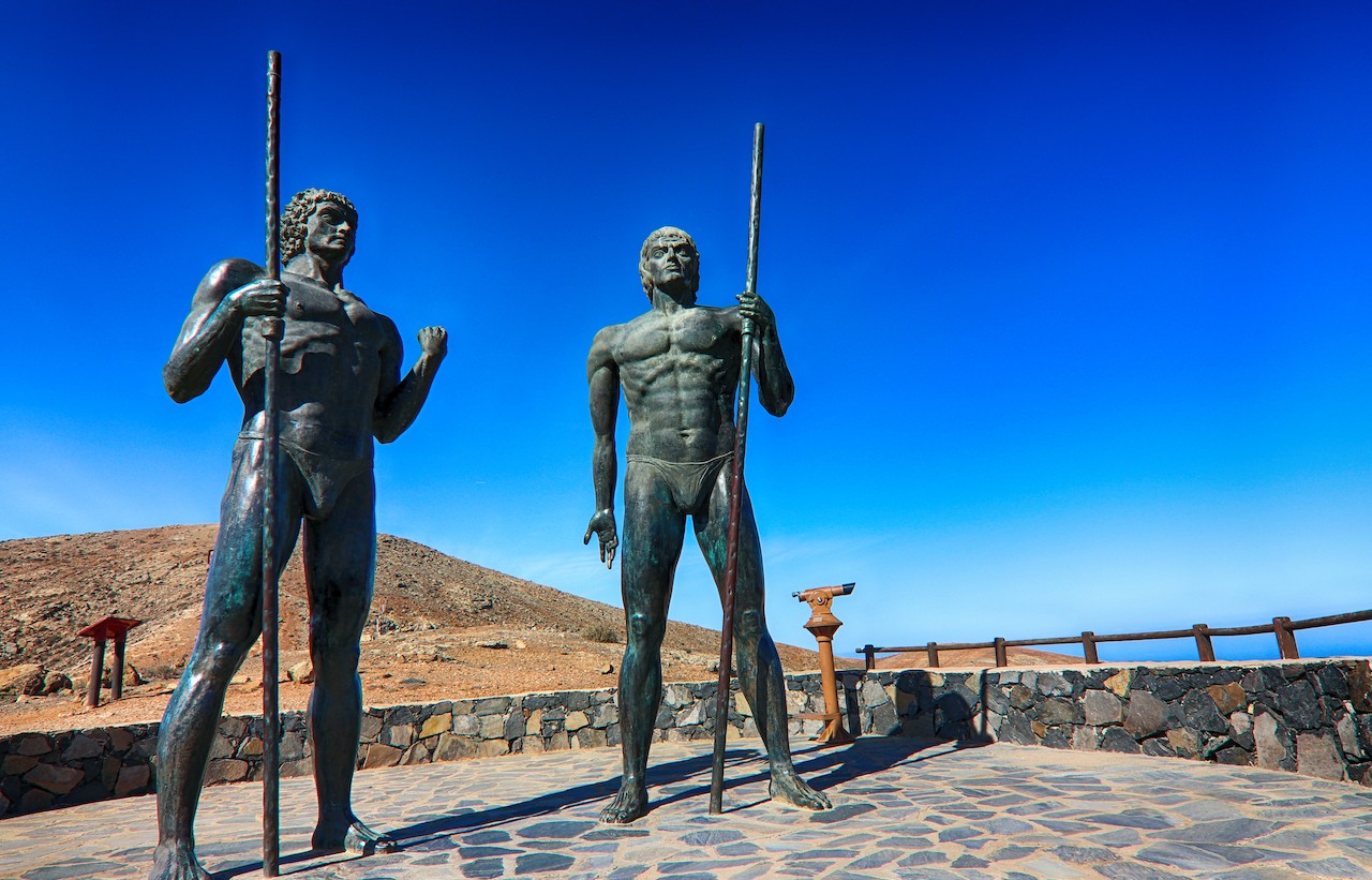 Escultura de los Dos Reyes en Fuerteventura, un símbolo cultural de la isla 