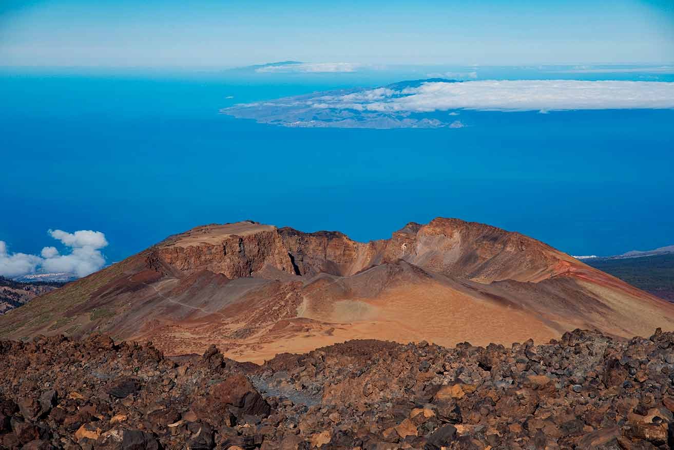 Panoramisch uitzicht op de Pico Viejo del Teide, nadat je met de kabelbaan omhoog bent gegaan en het pad hebt voltooid