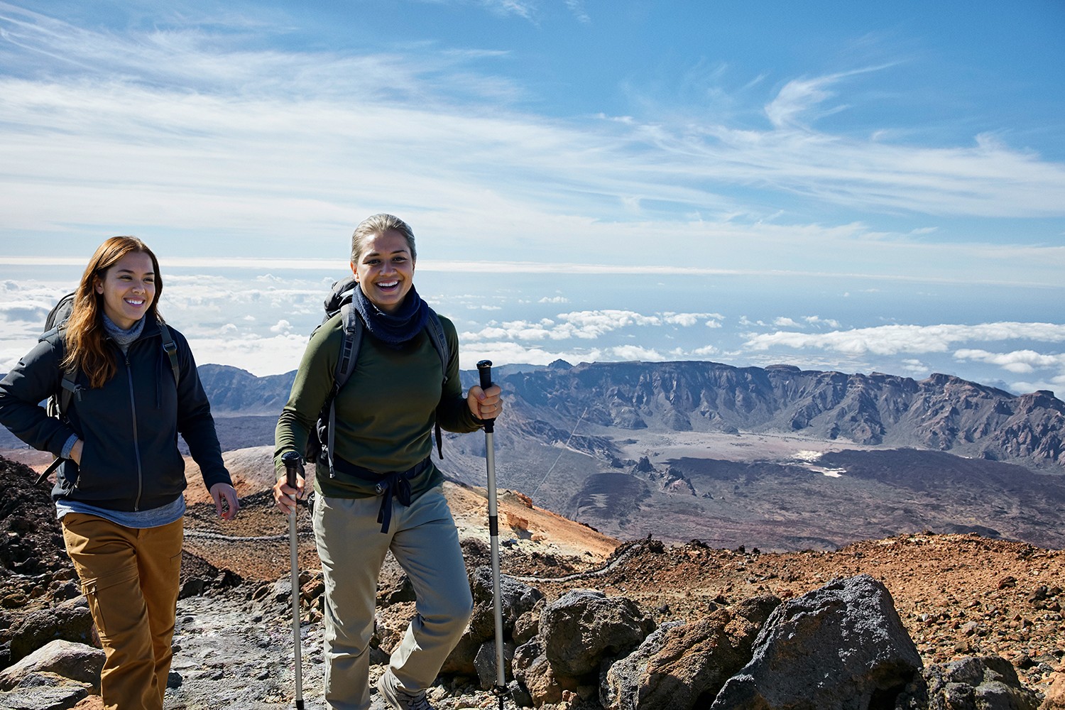 Ragazze nel percorso a piedi fino all'impressionante cratere del Teide, durante l'Ascensione alla Vetta con la Funivia VIP