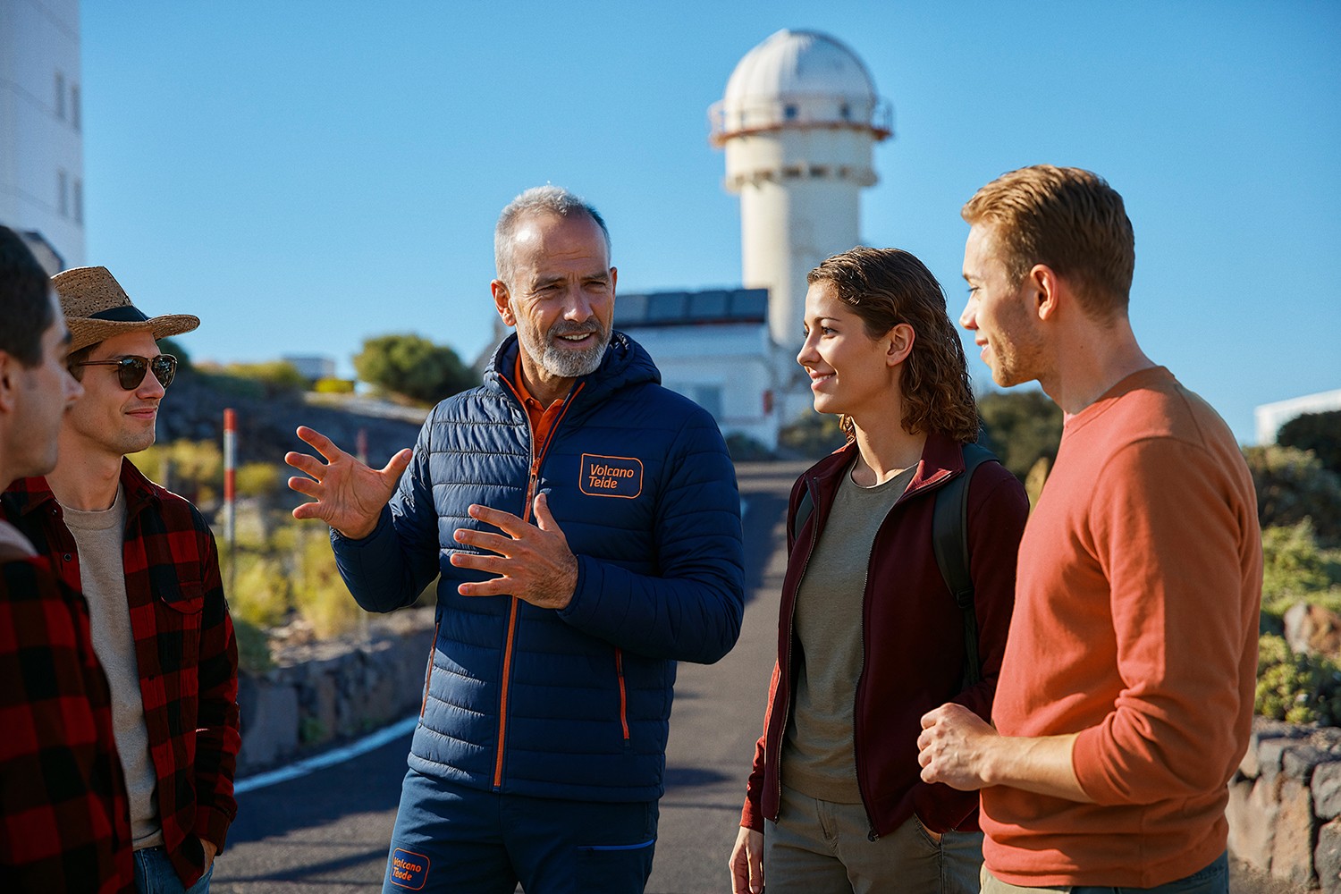 Uitleg van de gespecialiseerde gids die is opgenomen tijdens het middagbezoek aan het Teide Observatorium
