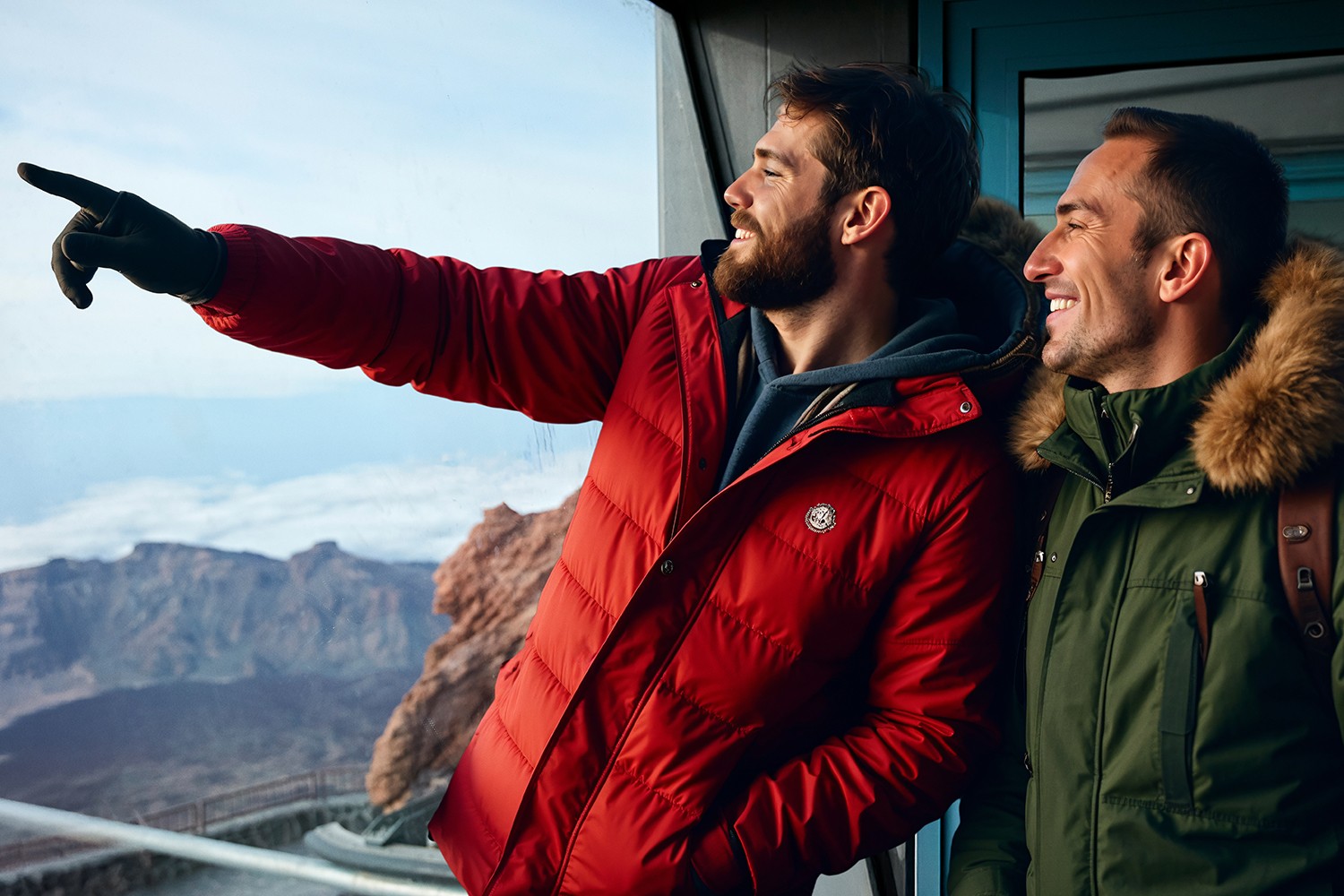 Frauen beobachten die Aussicht von der Bergstation der Teide-Seilbahn