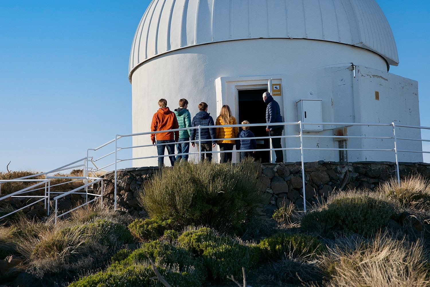 Private Gruppe betritt das Besucherzentrum, um an einem Workshop über Astrophysik teilzunehmen