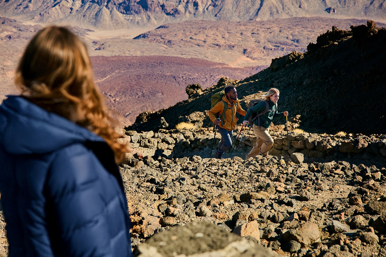 Randonneurs marchant sur la route de la Montaña Blanca au cratère du Teide, ascension VIP