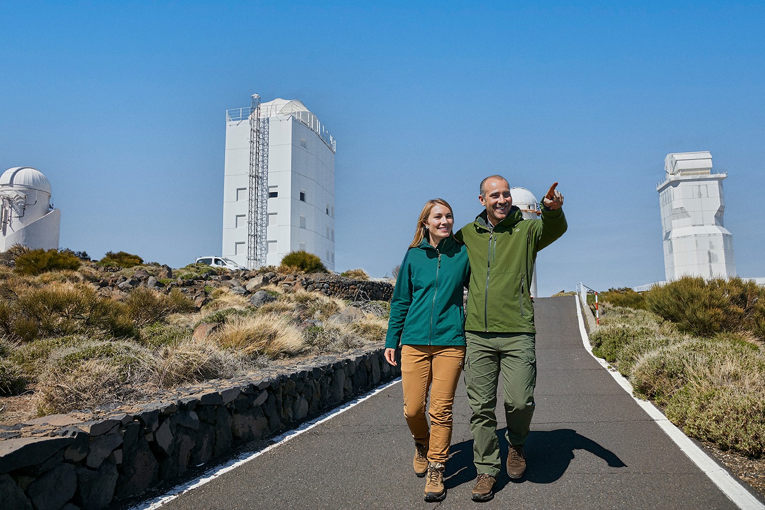 Koppel genietend van een bezoek aan het belangrijkste zonnewaarnemingscentrum ter wereld, het Teide Observatorium op Tenerife