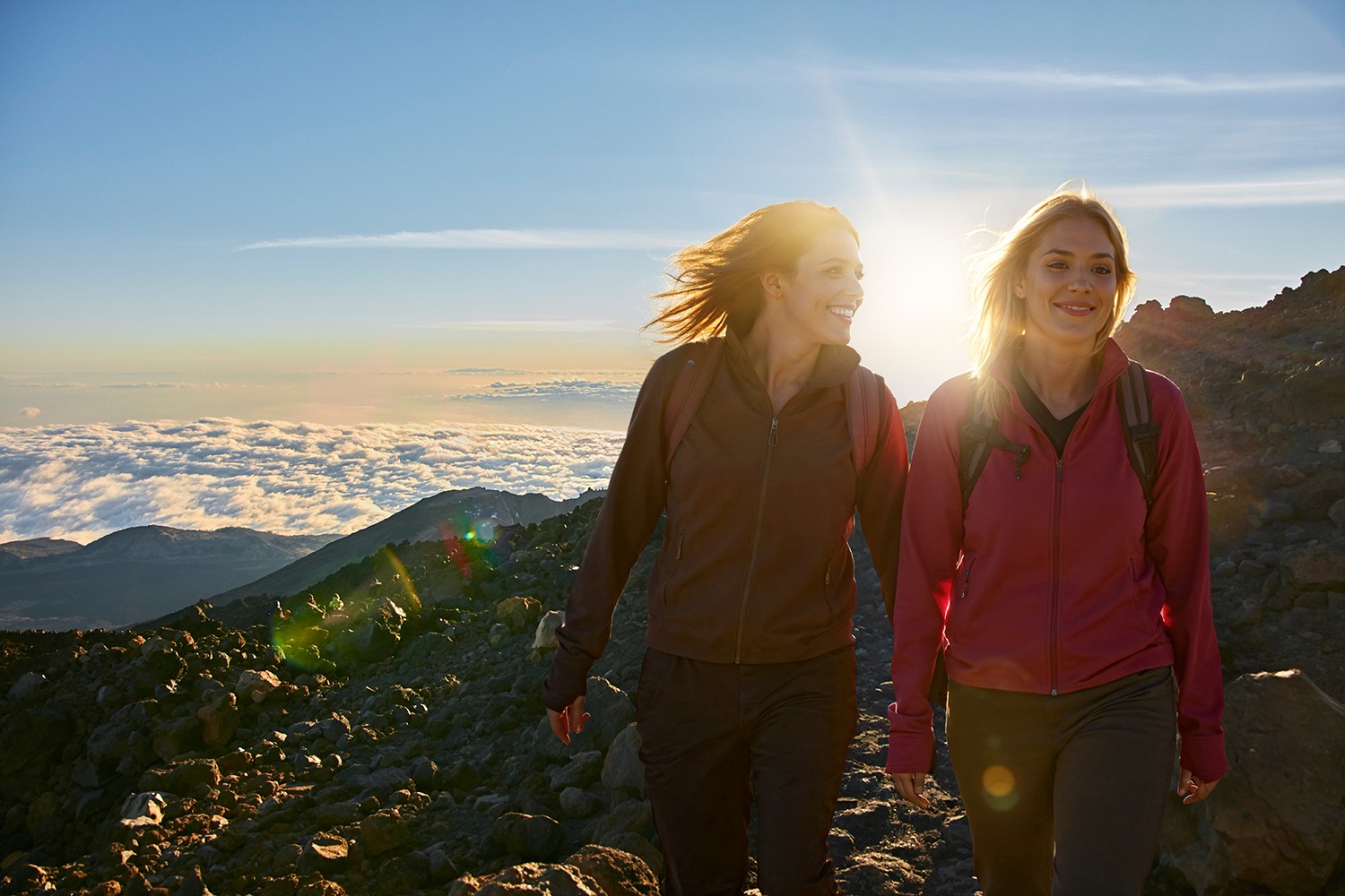 De wandeling met commentaar maken over het spectaculaire voetpad richting het uitkijkpunt Pico Viejo
