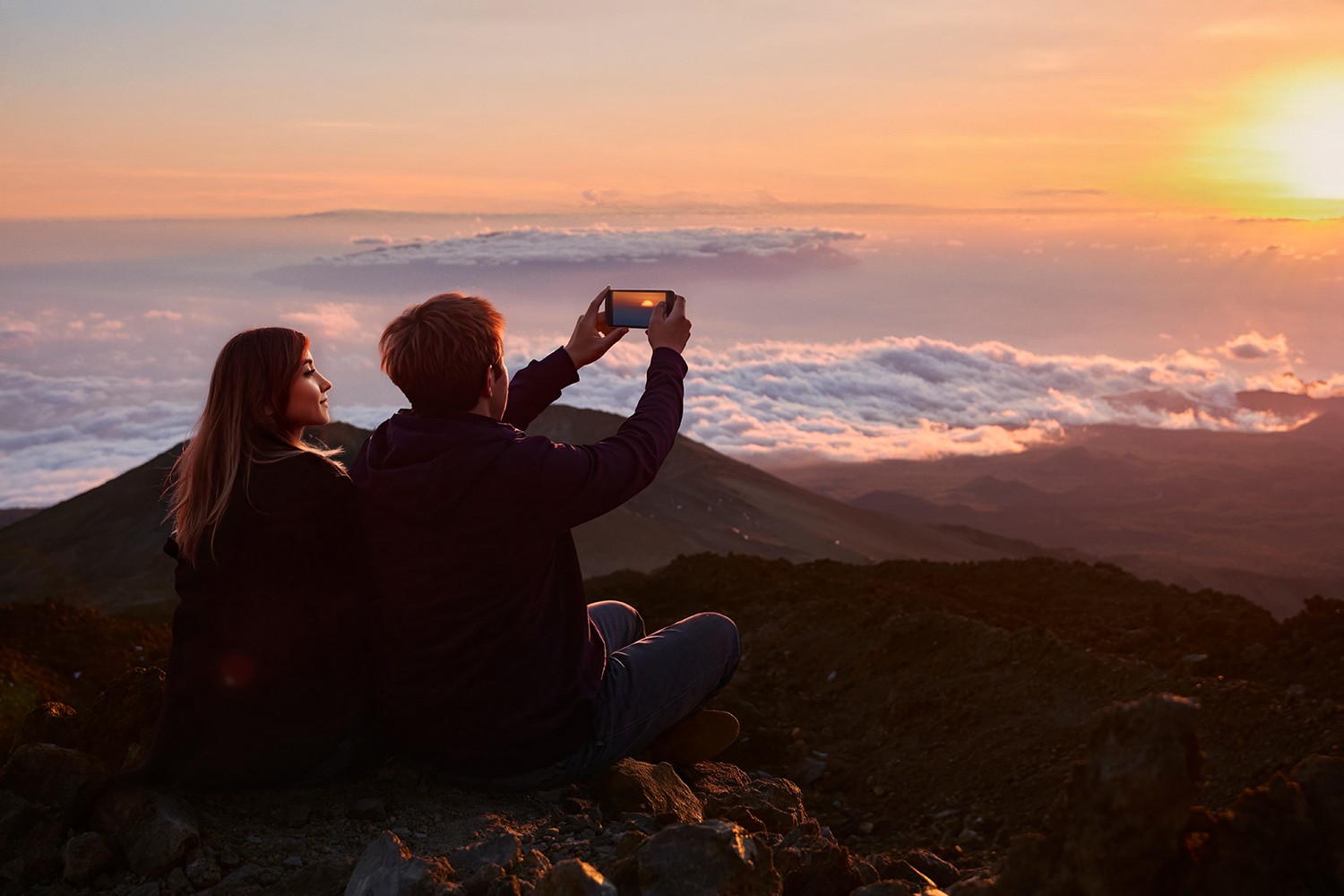 Koppel genietend van het uitzicht op de zonsondergang tijdens de Sunset & Stars-excursie voor groepen naar Teide Koppel genietend van het uitzicht op de zonsondergang tijdens de Sunset & Stars-excursie voor groepen naar Teide
