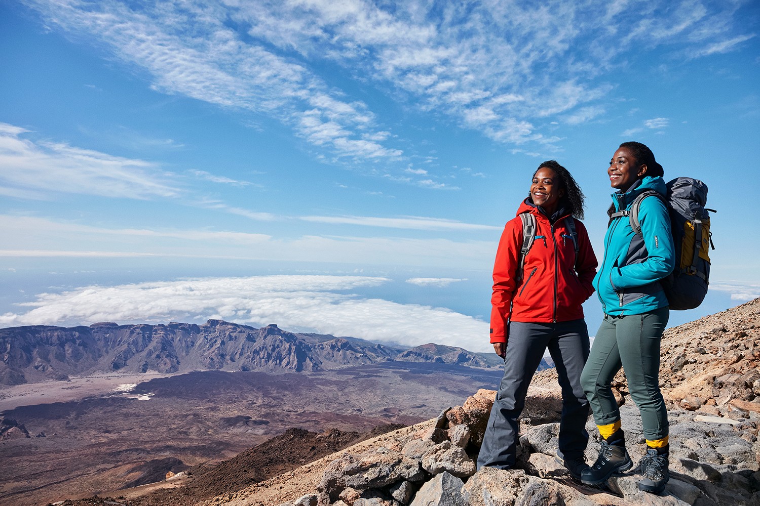 Frauen auf dem spektakulären Weg mit hohem Schwierigkeitsgrad, der die historische Aufstiegsroute zum Teide kreuzt