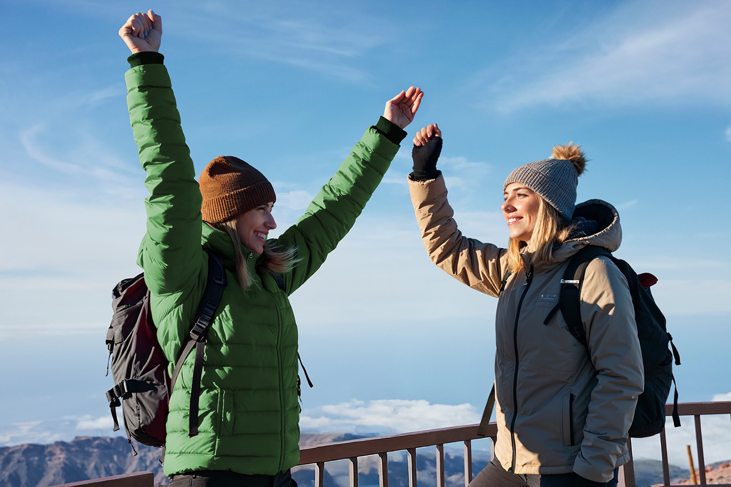 Ragazze divertendosi durante il percorso a piedi lungo il sentiero Telesforo Bravo, che porta all'imponente cratere del Teide