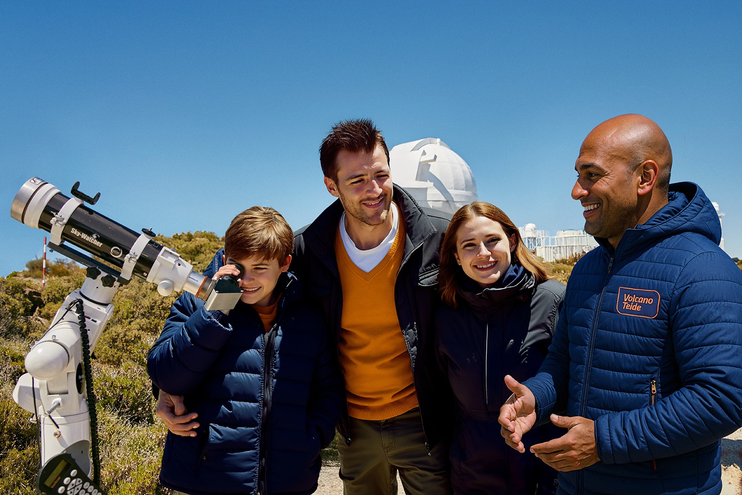 Disfrutando en grupo de la visita guiada al Observatorio del Teide