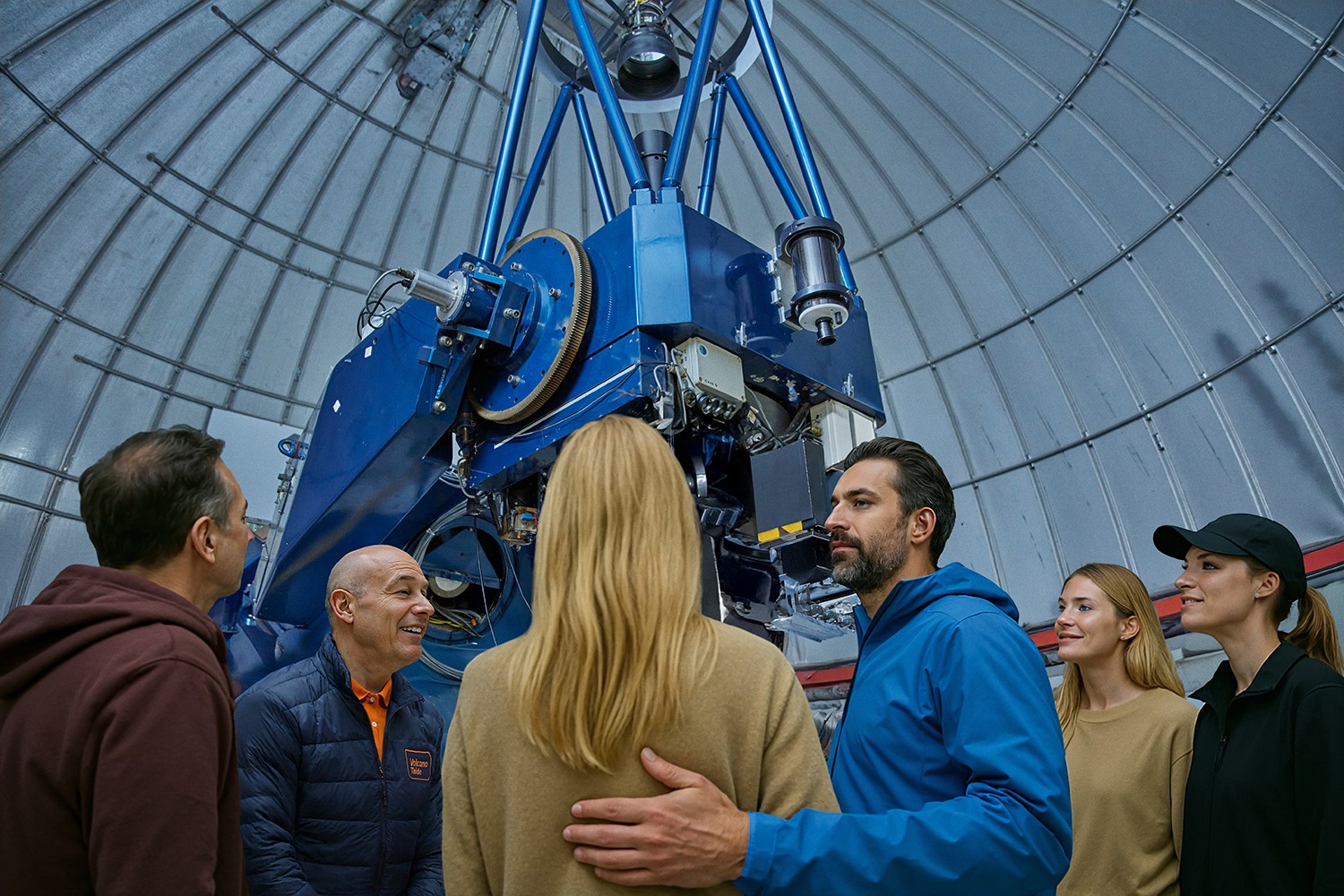 Informandosi sul funzionamento di un grande telescopio notturno dall'interno grazie a una guida esperta