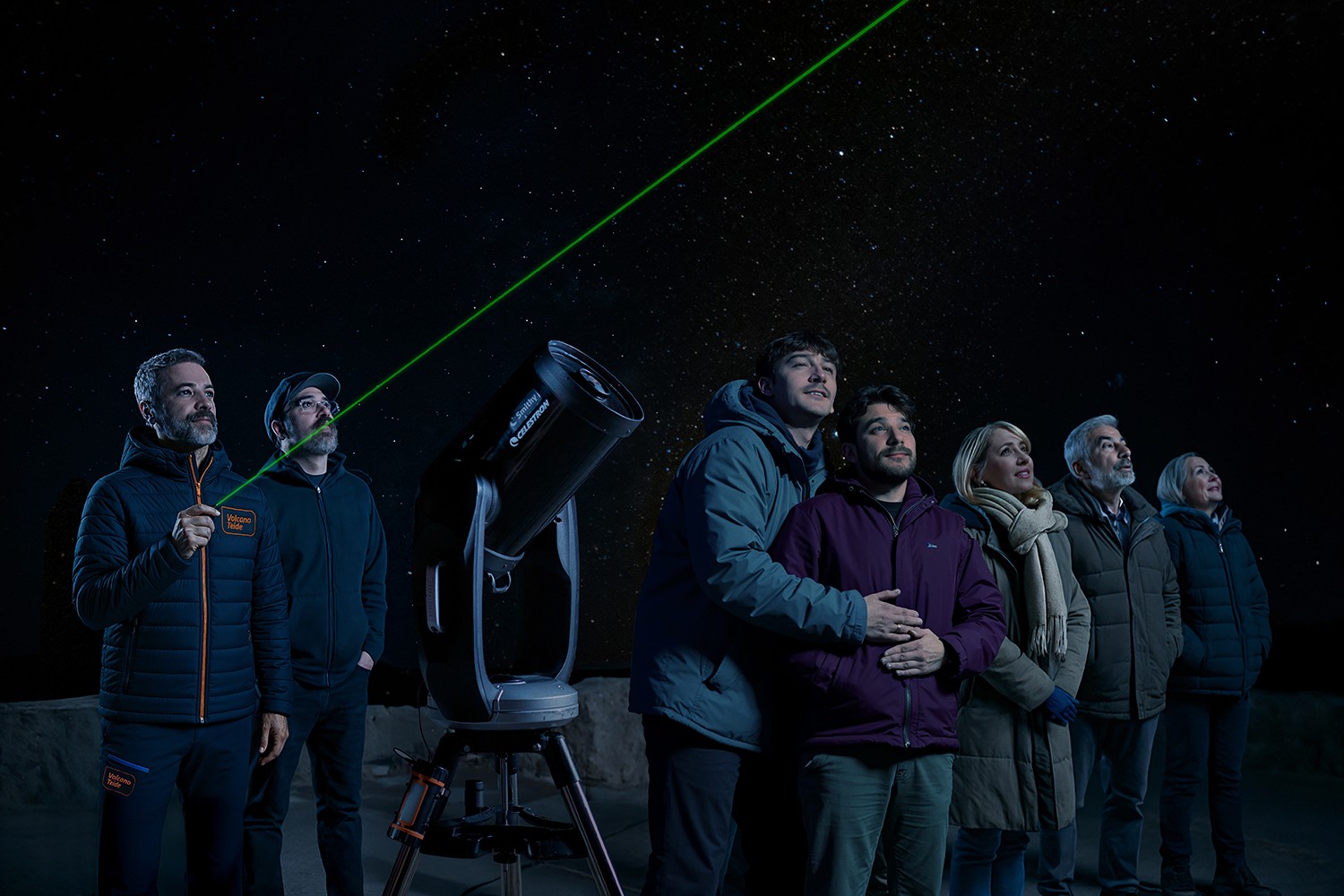 Przewodnik Starlight udzielający wyjaśnień oraz wskazówek podczas obserwacji astronomicznej w grupach na Teide
