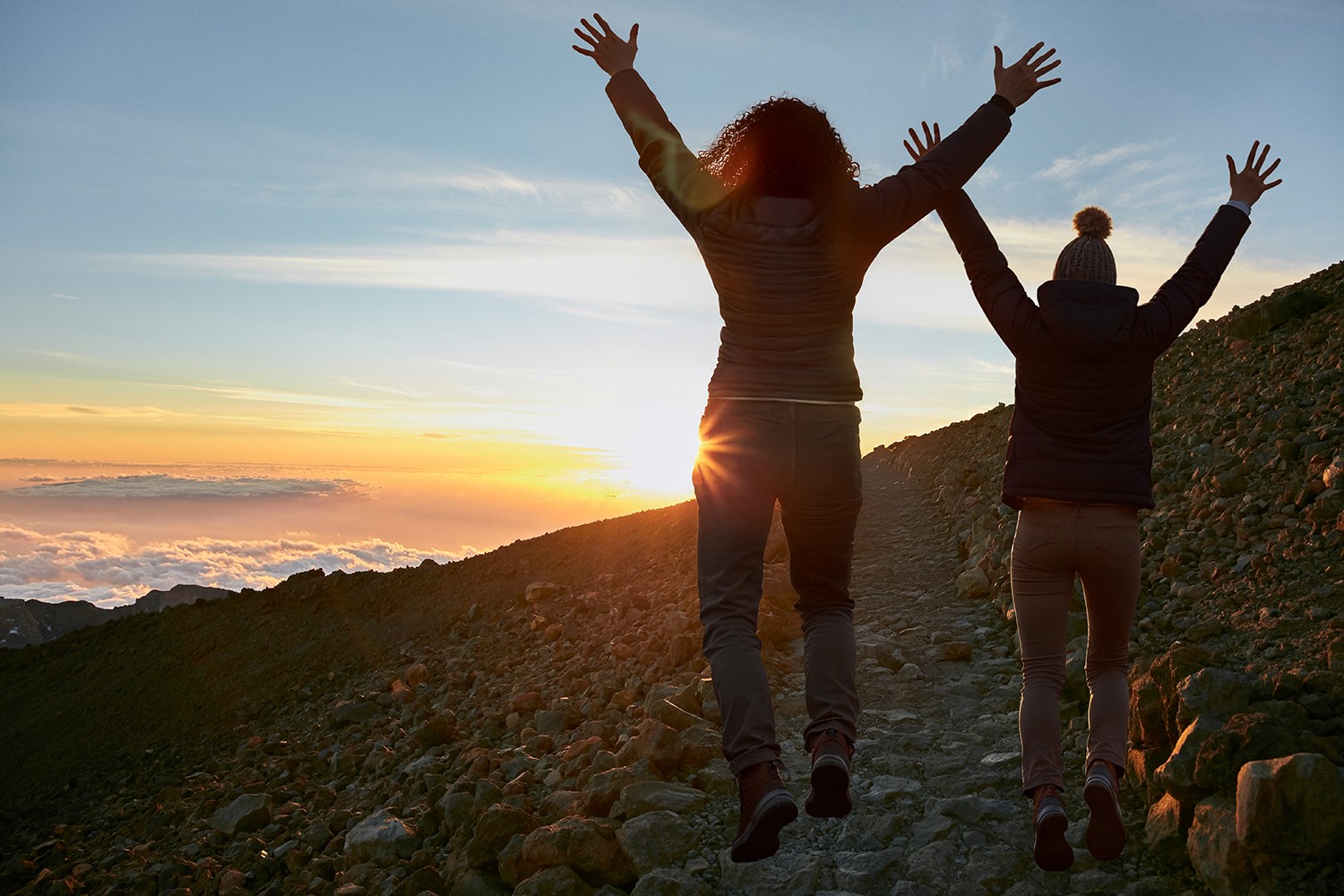 Ervaar de spanning van het kijken naar de zonsondergang vanaf de hoogste berg van Spanje, de berg Teide Ervaar de spanning van het kijken naar de zonsondergang vanaf de hoogste berg van Spanje, de berg Teide