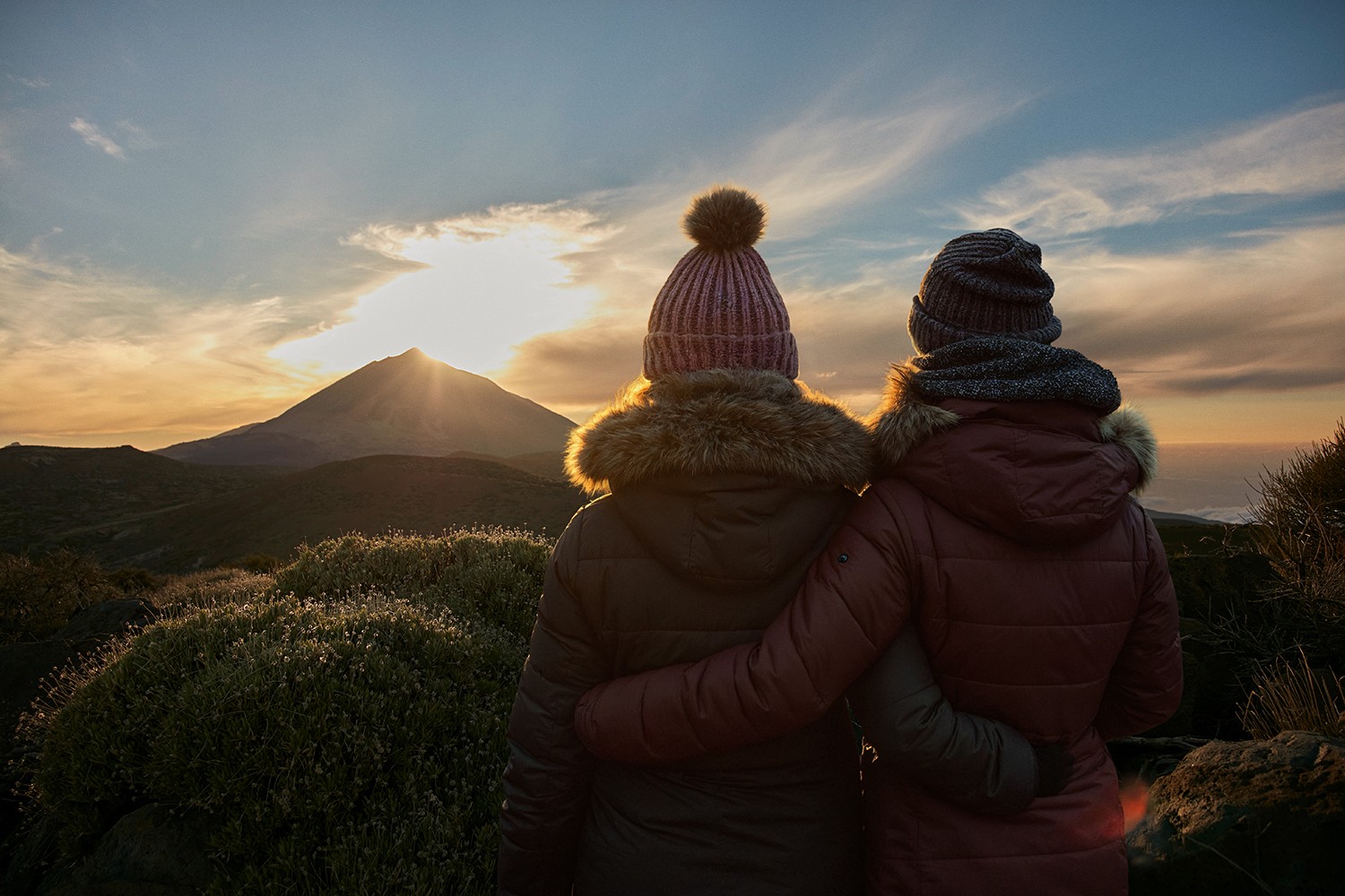 Een stel dat de zonsondergang vanaf Teide bewondert met de Astronomic Tour