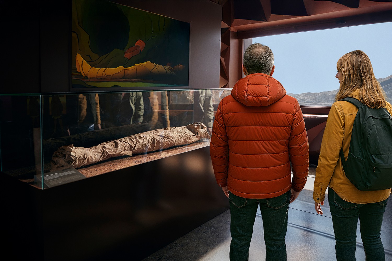 Twee mensen bekijken een mummie in de tentoonstelling Teide Legend. Twee mensen bekijken een mummie in de tentoonstelling Teide Legend.