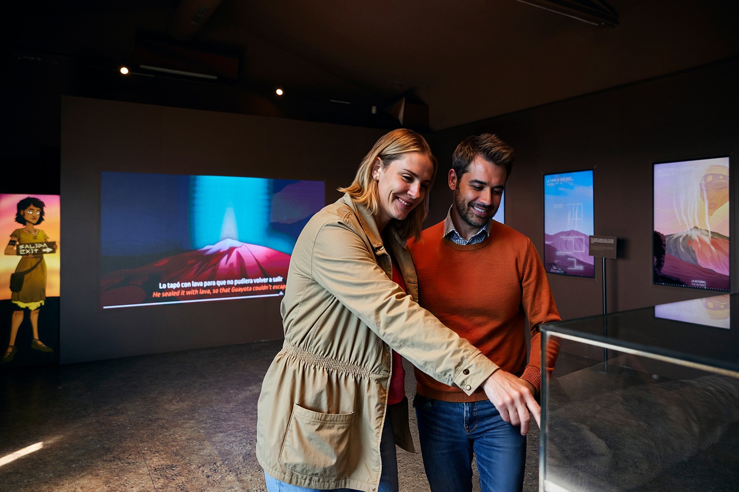Pareja explorando la exposición Teide Legend dedicada a la historia y naturaleza del Teide.
