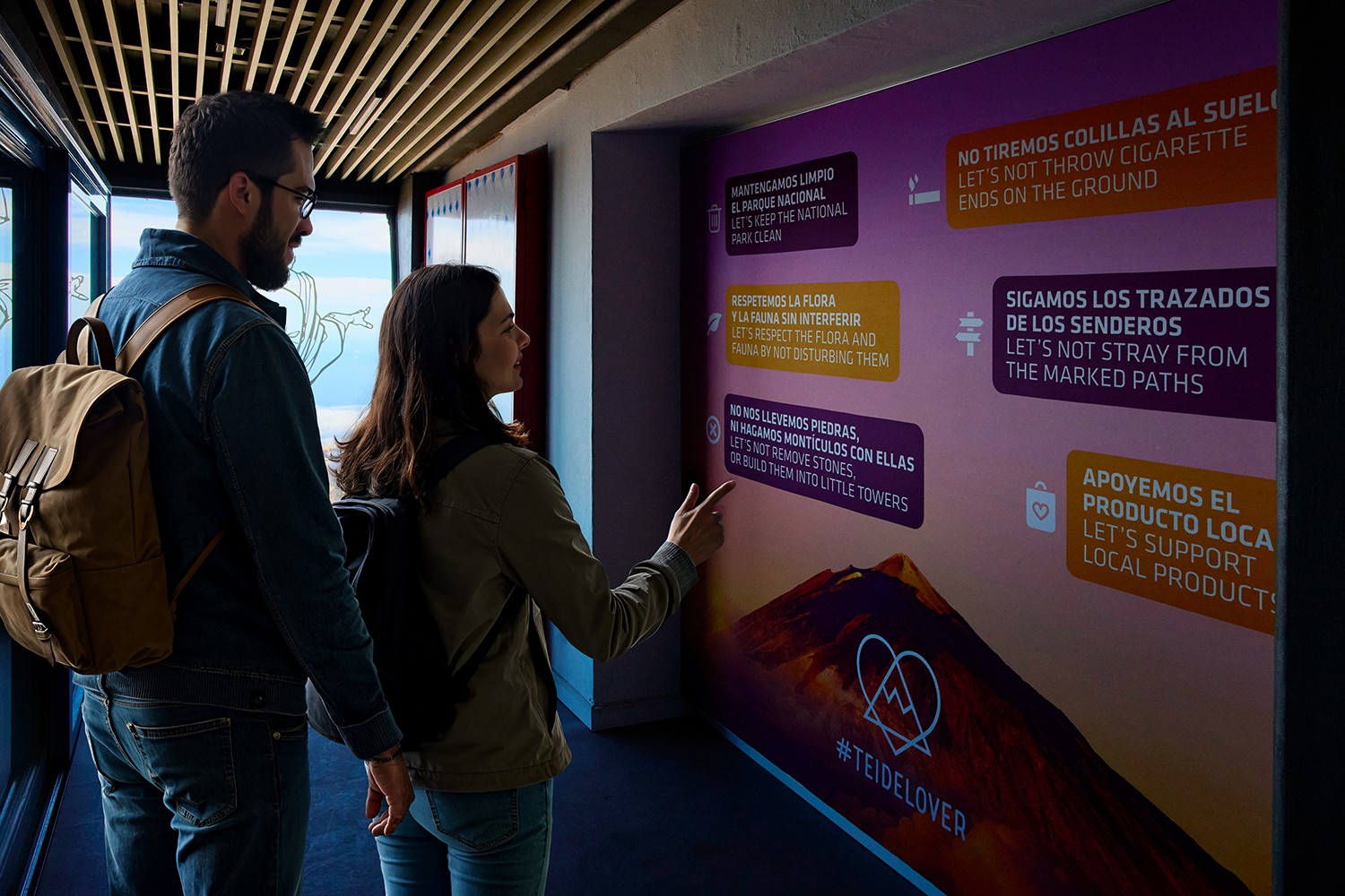Pareja visitando la exposición Teide Legend en la estación superior del teleférico del Teide.