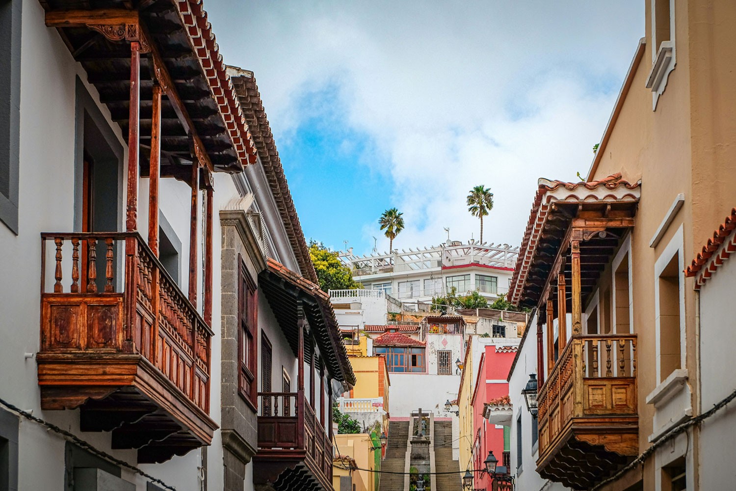 Traditionele straat in Teror met Canarische balkons, Gran Canaria. Traditionele straat in Teror met Canarische balkons, Gran Canaria.