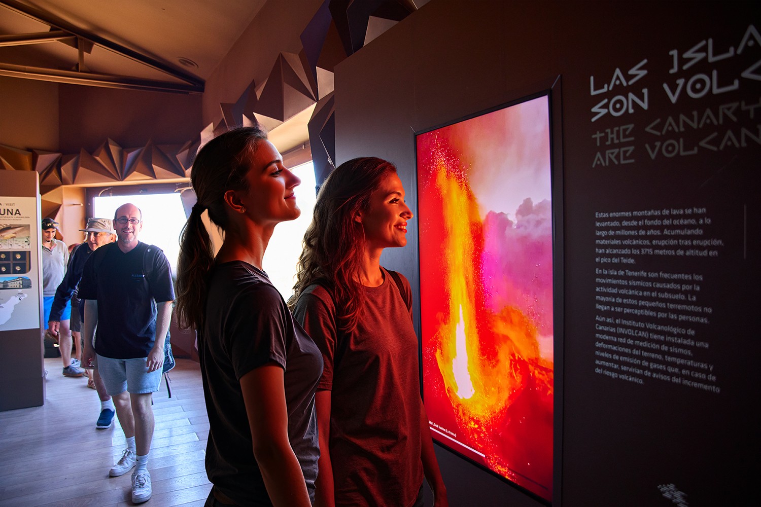 Ein Paar beim Rundgang durch die Ausstellung Teide Legend an der Talstation der Teide-Seilbahn. Ein Paar beim Rundgang durch die Ausstellung Teide Legend an der Talstation der Teide-Seilbahn.
