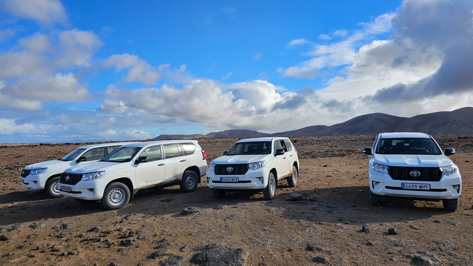 Jeep on route through the mountains and beaches of Cofete, Fuerteventura