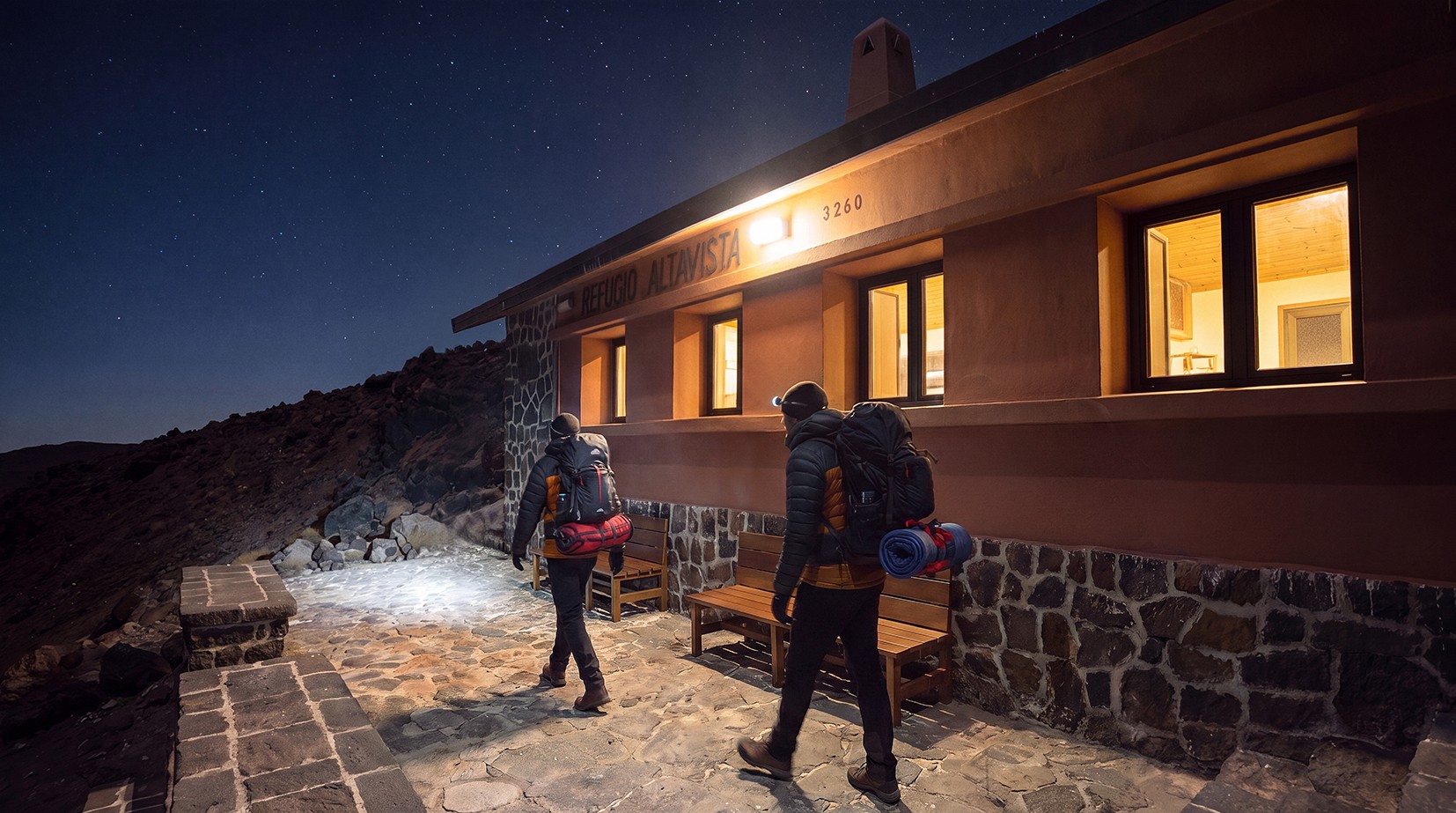 Sentier menant au sommet du Teide aux premières heures du matin