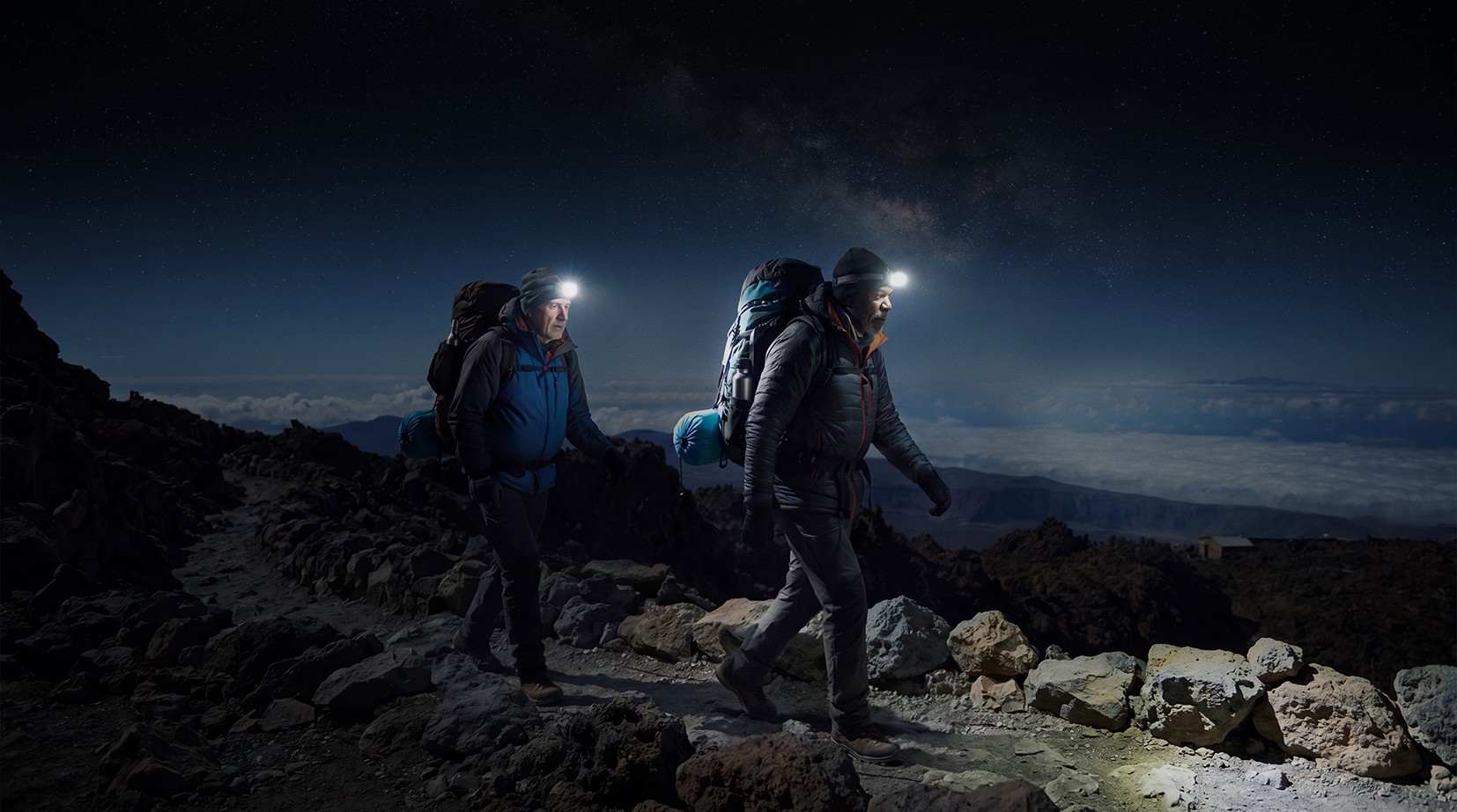 Eine Gruppe von Menschen genießt die sternenklare Nacht in der Schutzhütte auf dem Teide