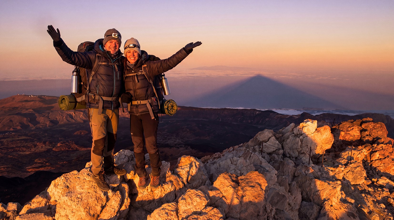Couple atteignant le sommet du Teide après avoir passé la nuit au refuge d’Altavista