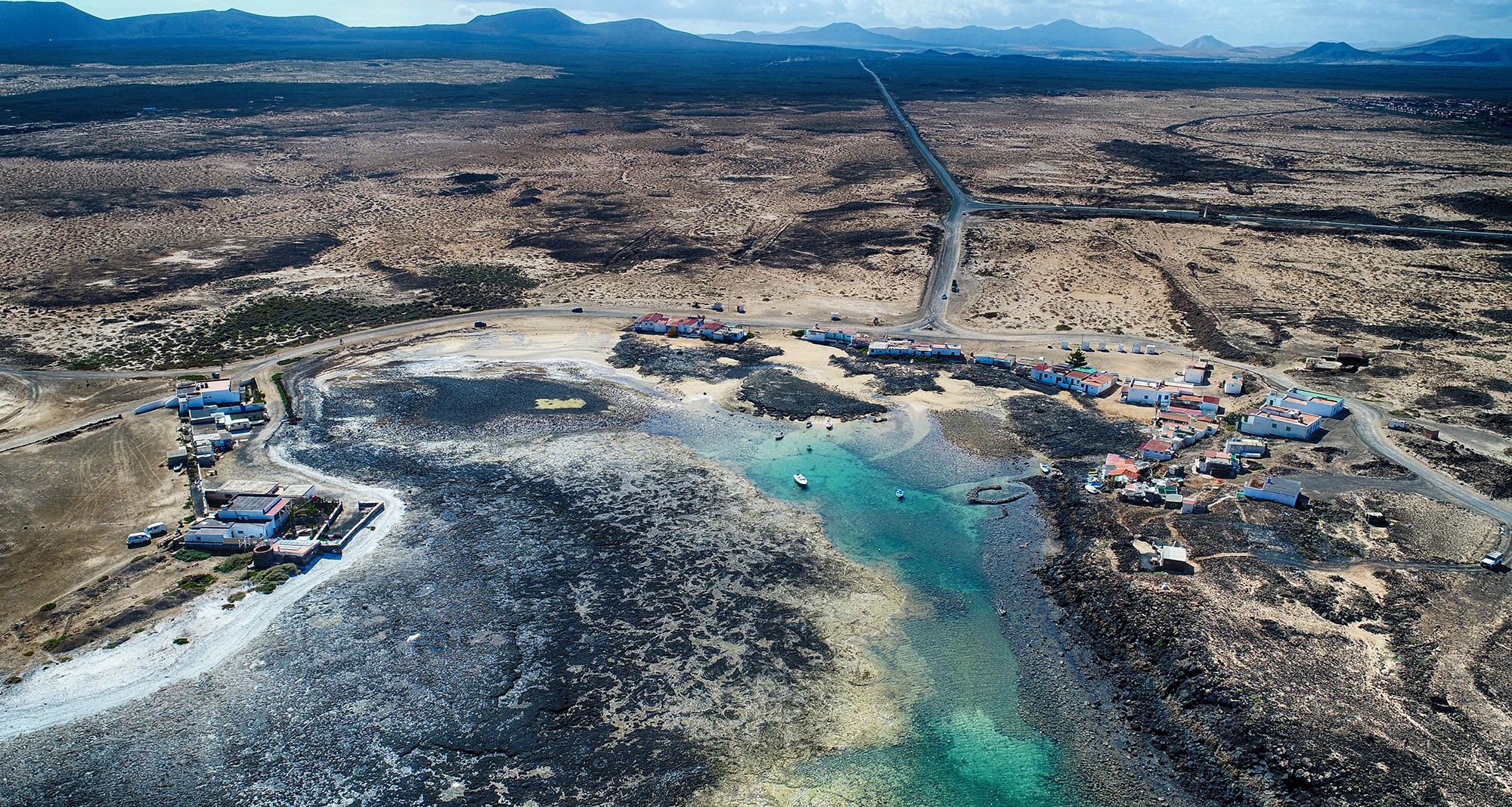 Zatoczki w El Cotillo, Fuerteventura, z krystalicznie czystą wodą i białym piaskiem