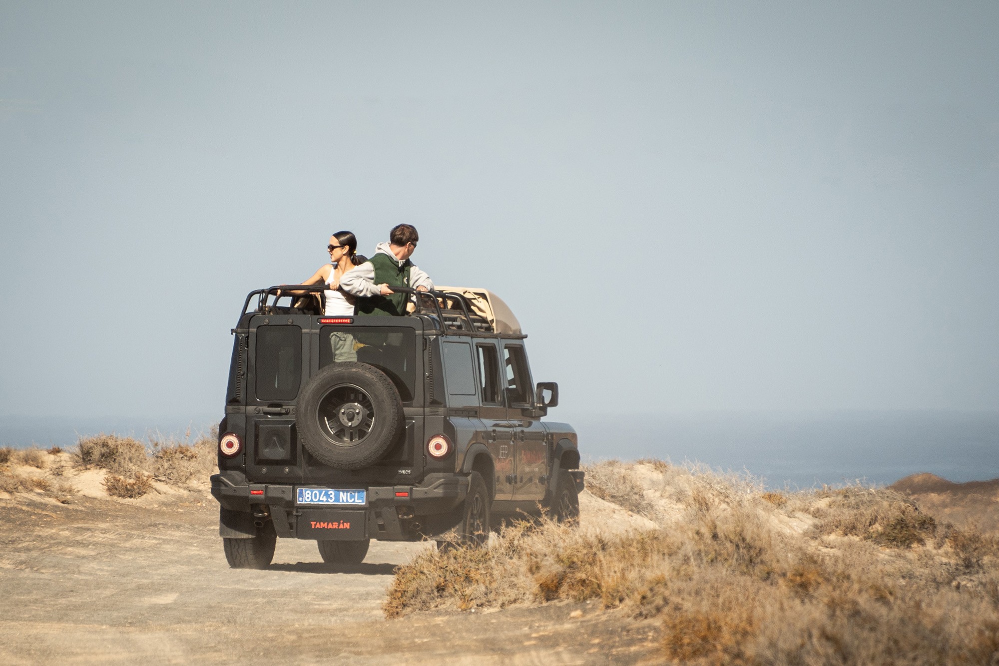 Jeep Defender en ruta por las playas y caminos de El Cotillo
