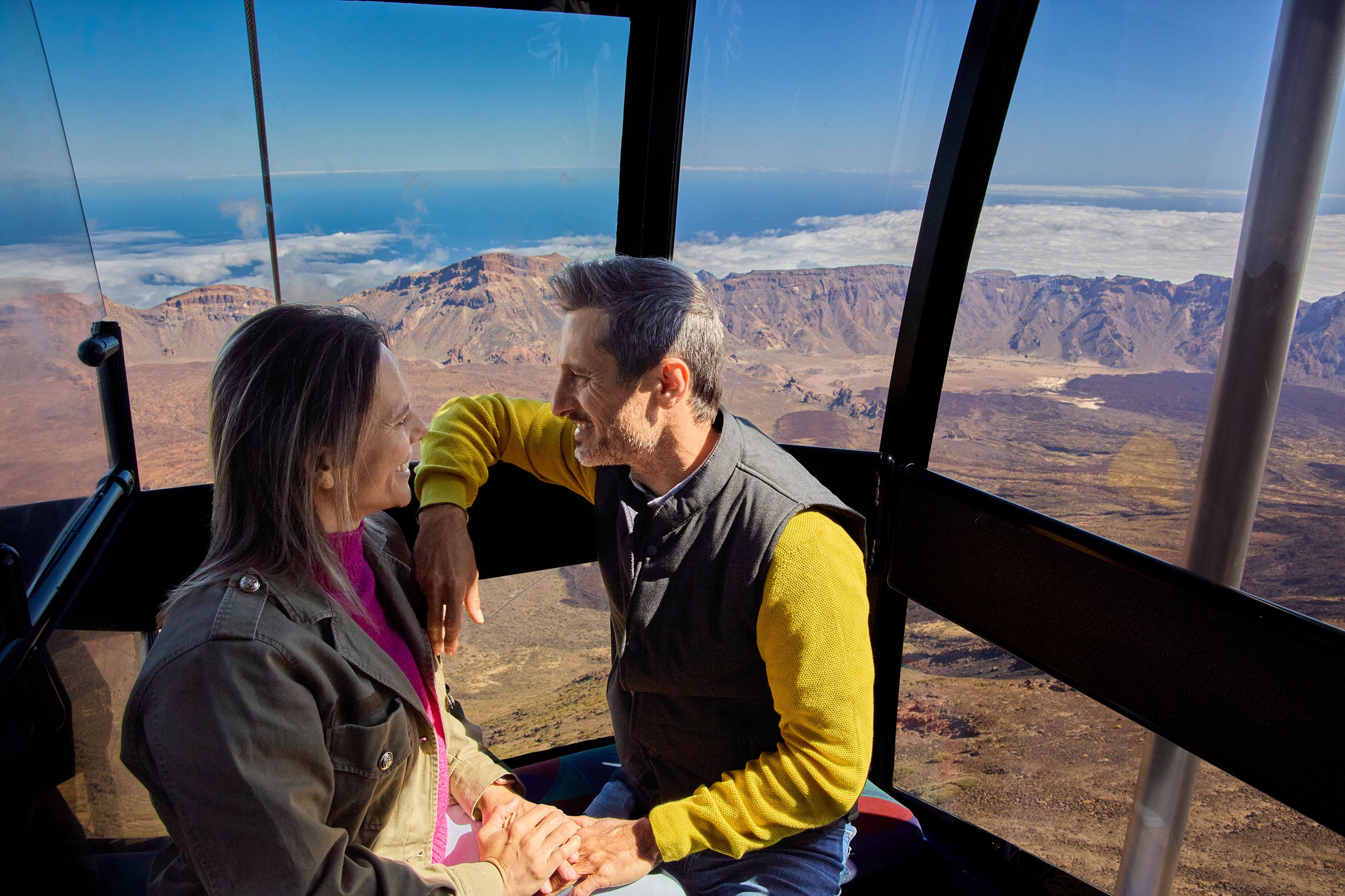 Pareja recién llegada en el transporte privado del Teide Tour VIP con guía incluido Pareja recién llegada en el transporte privado del Teide Tour VIP con guía incluido