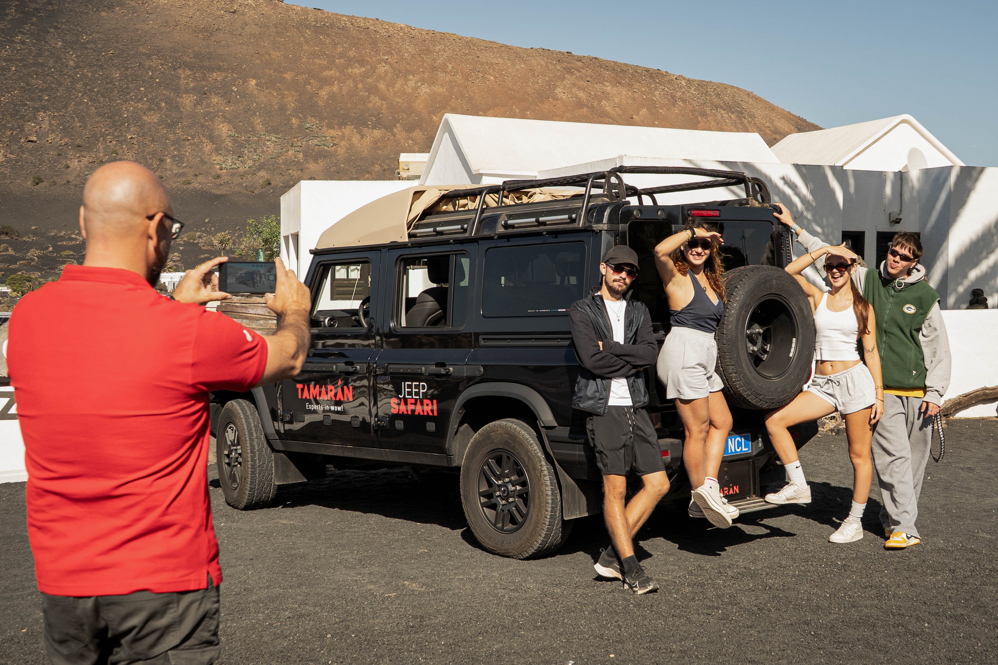 Guide explaining the Lanzarote 4x4 Tour