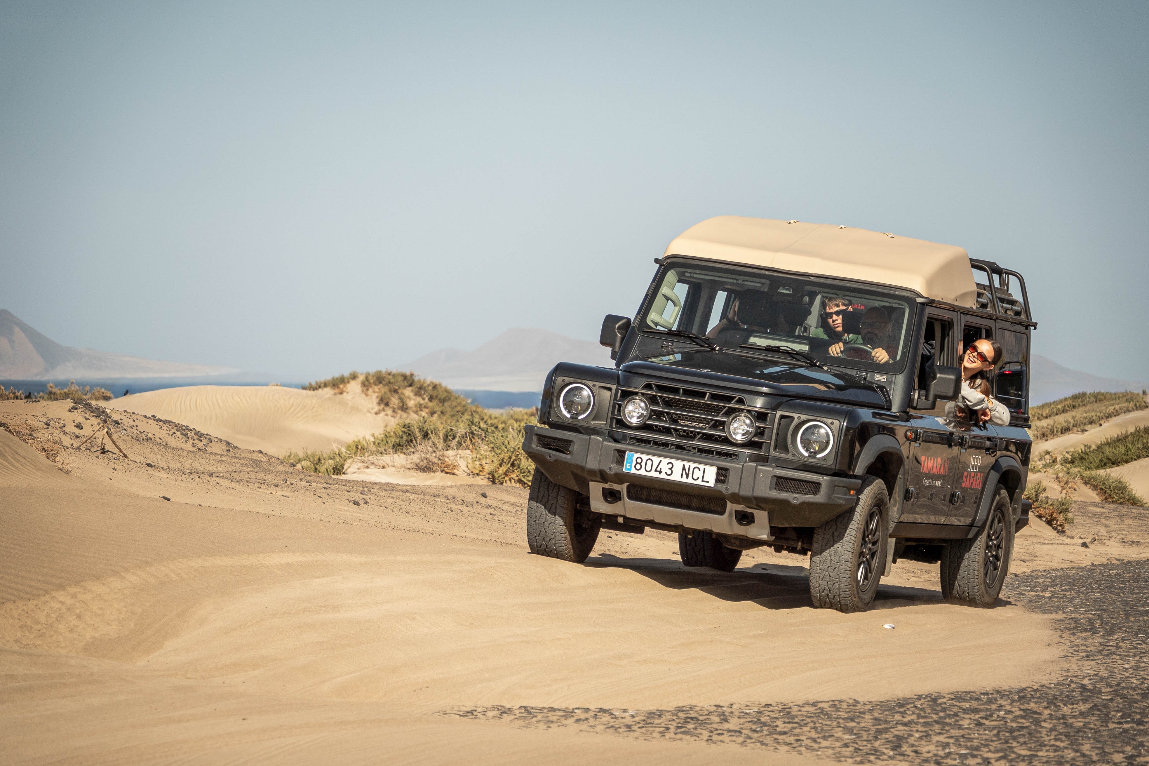 Visite en Jeep sur la plage de Famara avec les falaises du Risco de Famara à Lanzarote