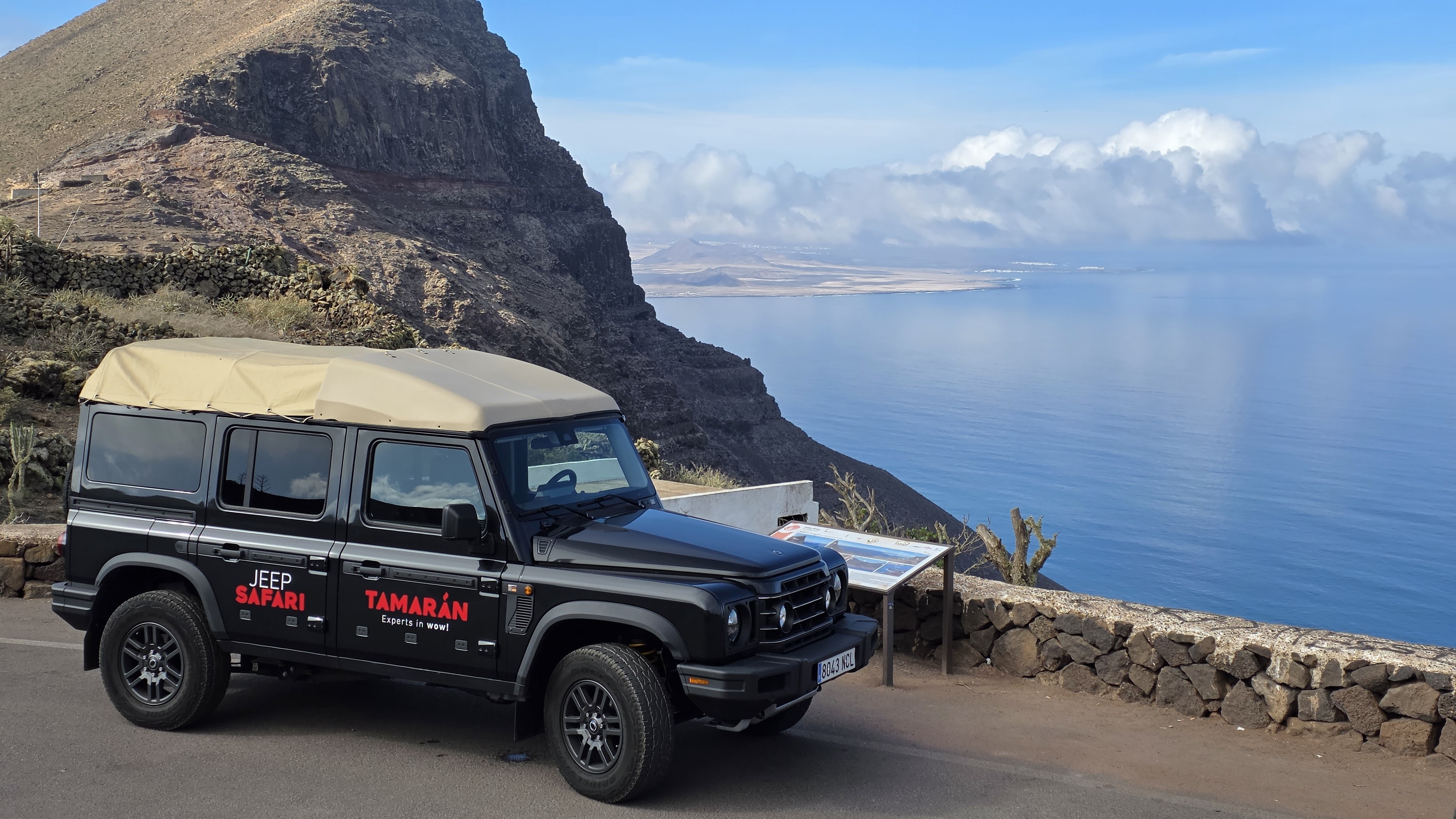 Jeep rijdt langs de kust van Famara op Lanzarote