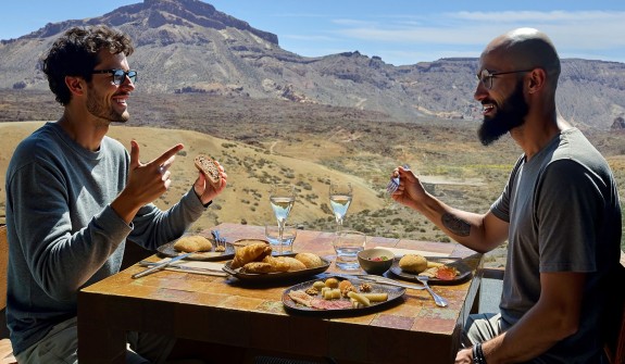 Pareja disfrutando del brunch de Teleférico del Teide