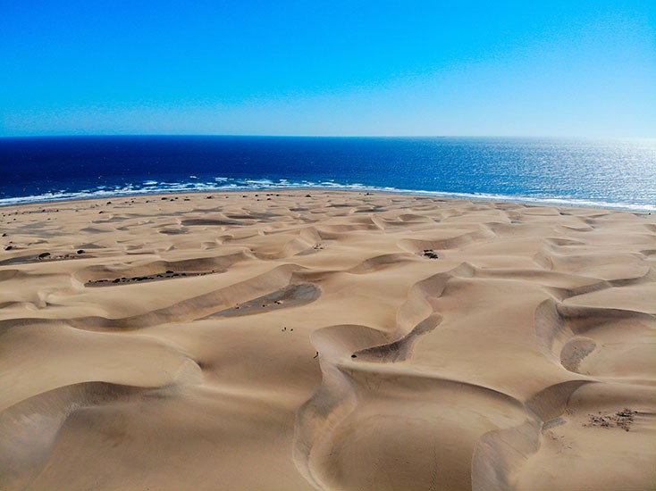 Blick auf die Dünen von Maspalomas auf Gran Canaria mit Geländewagen
