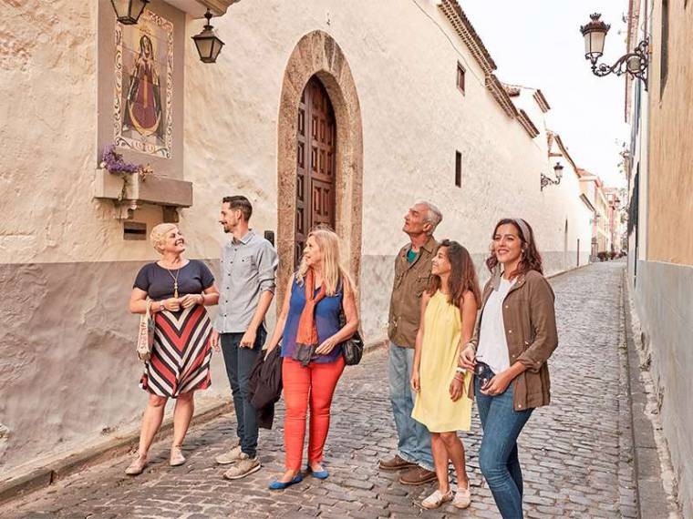 Famiglia che cammina per La Laguna durante l'escursione VIP Tour in privato