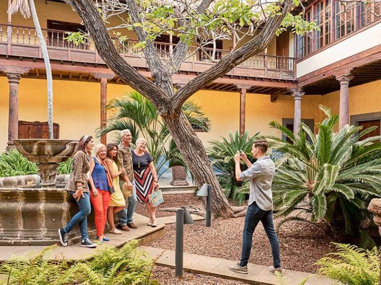 Foto di famiglia in un patio canario di La Laguna in privato