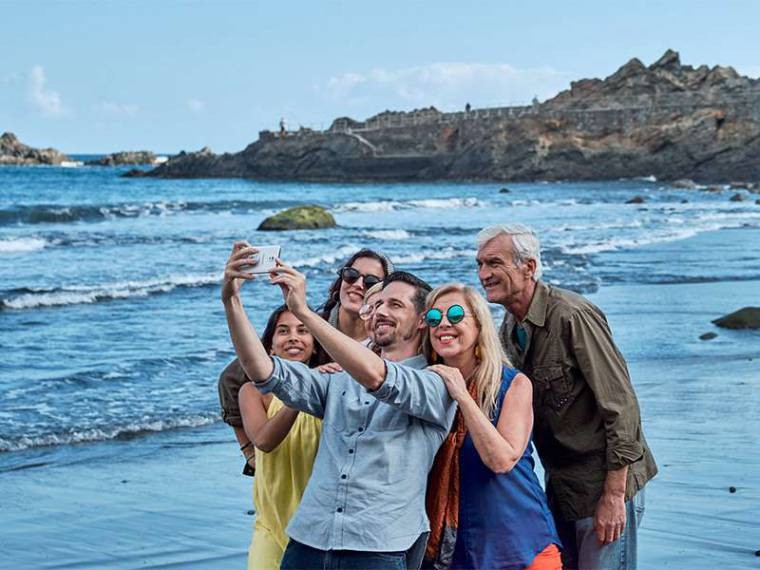 Turisti sulla spiaggia di Anaga durante l'escursione VIP Tour