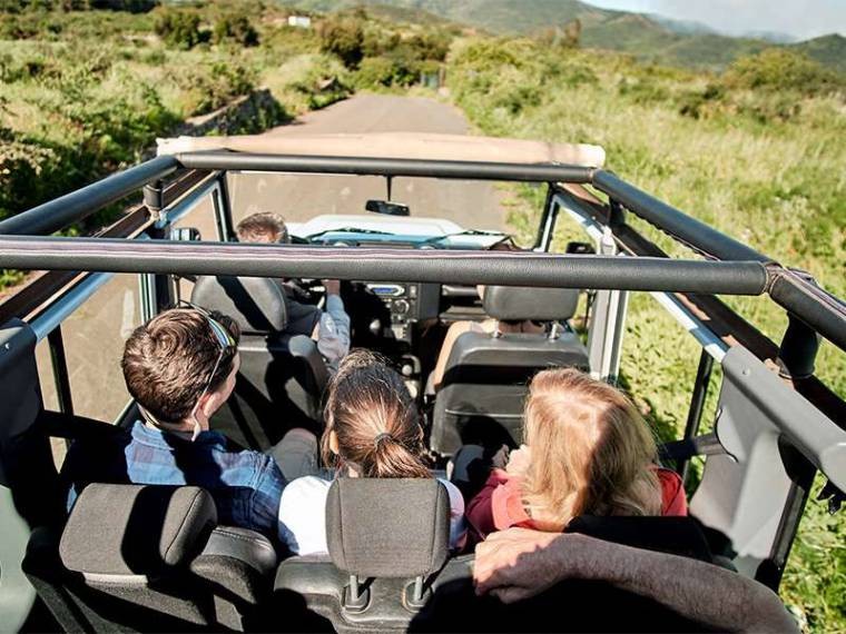 Familie spaziert bei der privaten Jeep Safari durch El Hierro