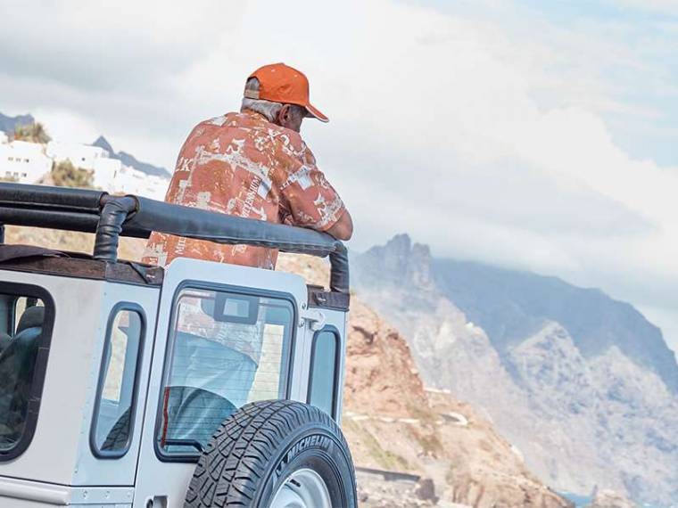 Tourist genieß den Ausblick auf Masca im privaten Geländewagen