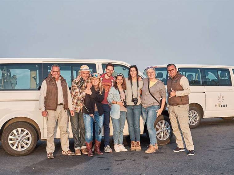 Rodzina w prywatnym minivanie, aby zwiedzić La Laguna na wycieczce VIP