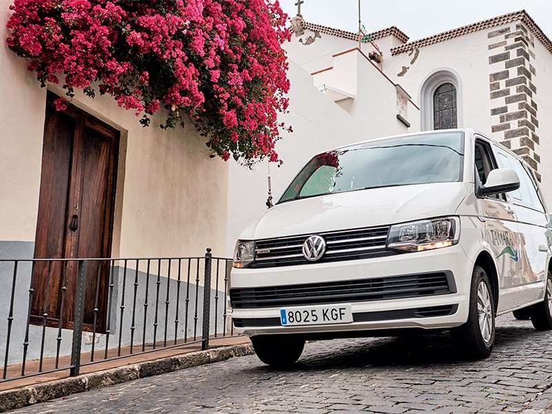 Minibusje op een geplaveide straat in Tenerife privé